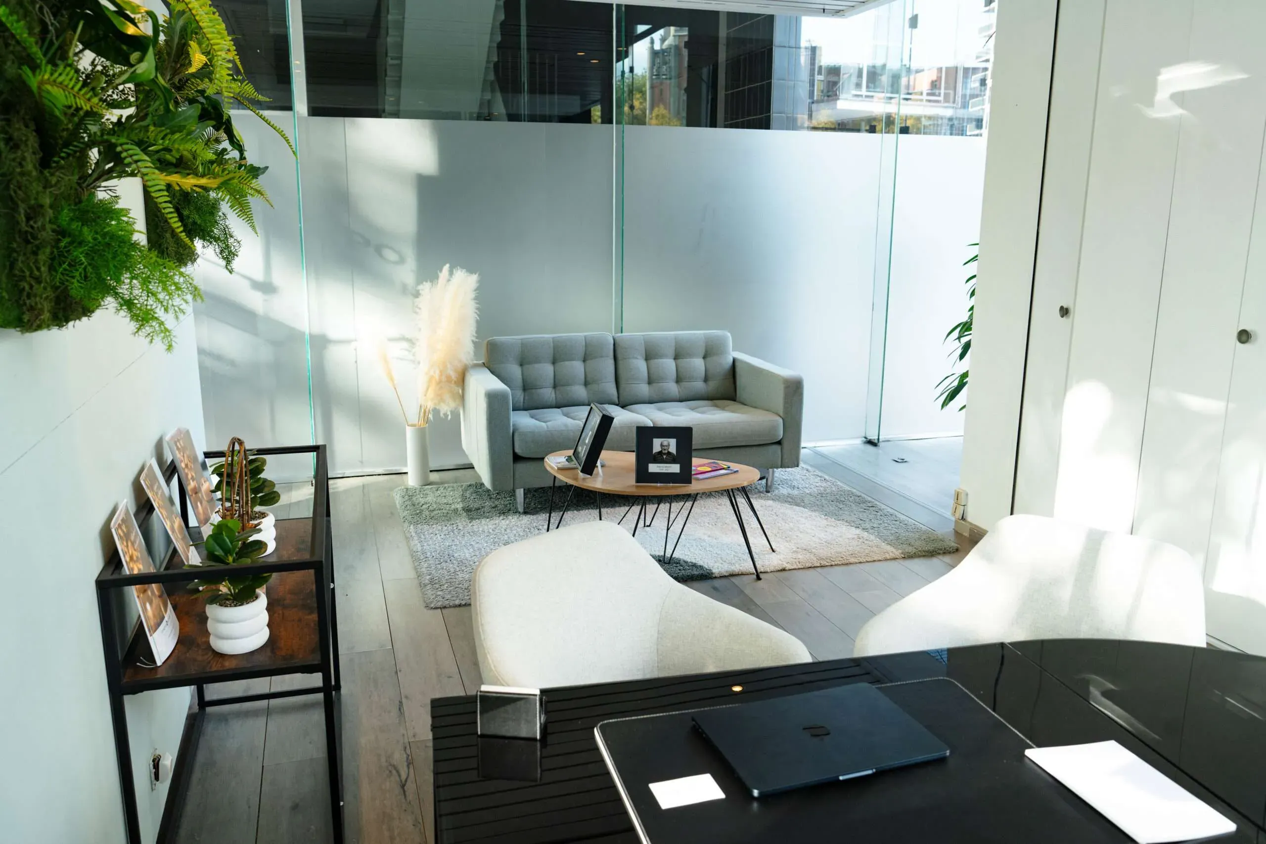 Vue d'ensemble d'un bureau d'accueil funéraire lumineux et contemporain.